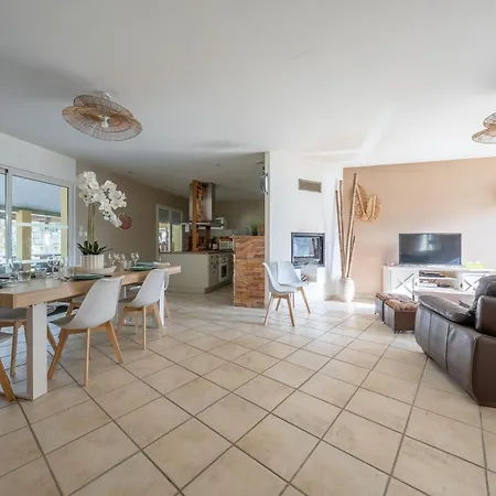 Rosie - Jolie Maison Avec Terrasse Et Piscine *